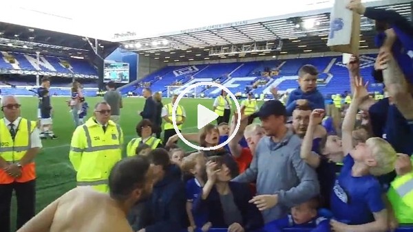 Cenk Tosun formasını minik taraftara hediye etti