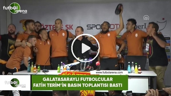 Galatasaraylı futbolcular Fatih Terim'in basın toplantısını bastı