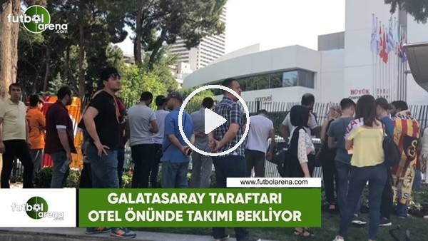 Galatasaray taraftarı otel önünde takımı bekliyor