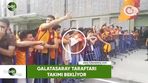 Galatasaraylı taraftarlar takımı bekliyor