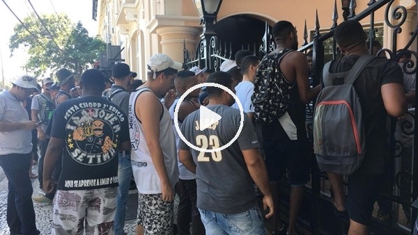 Brezilya'da silahlı taraftar antrenmanı bastı