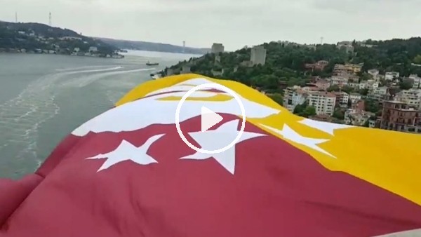 Şampiyon Galatasaray'ın bayrağı İstanbul Boğazı'nda dalgalandı