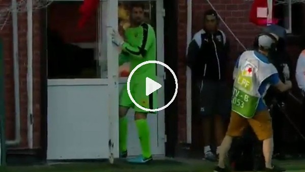 Zaman geçirmek isterken komik duruma düşen kaleci...