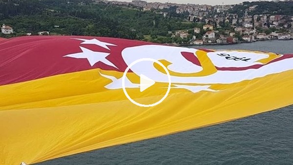 İstanbul Boğazı'nda Galatasaray bayrağı dalgalandı