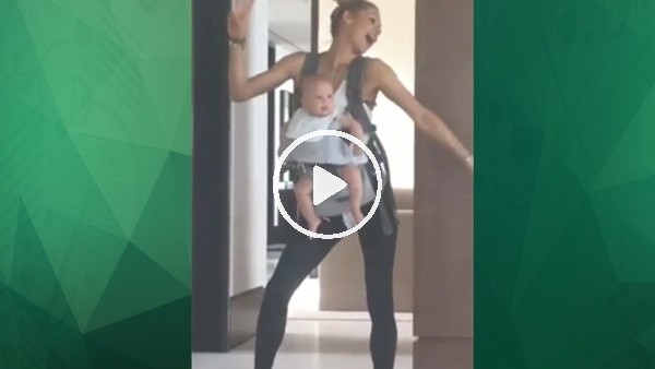 Rus tenisçinin minik oğluyla sevimli dansı