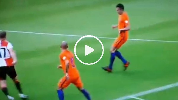 Robin van Persie verdi, Sneijder attı!