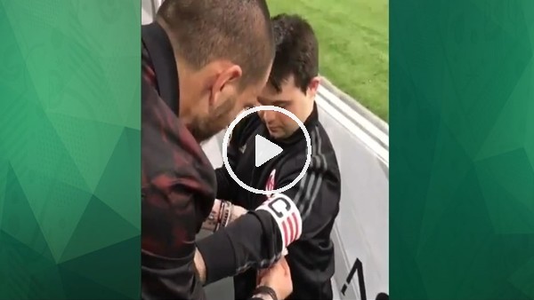 Bonucci, kaptanlık pazubantını down sendromlu çocuğa taktı