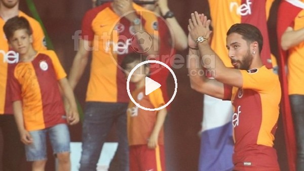 Tarık Çamdal ıslıklarla sahneye çıktı 