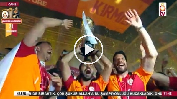Şampiyonlu kupası Galatasaraylı futbolcuların ellerinde!
