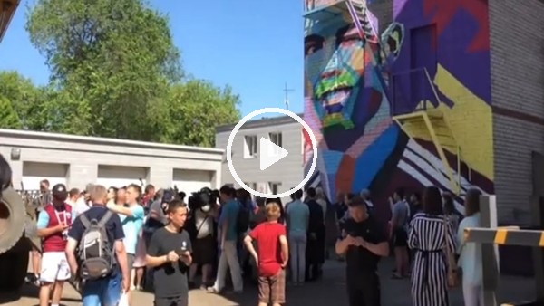 Messi ve Ronaldo'nun yüzleri duvarlarda!