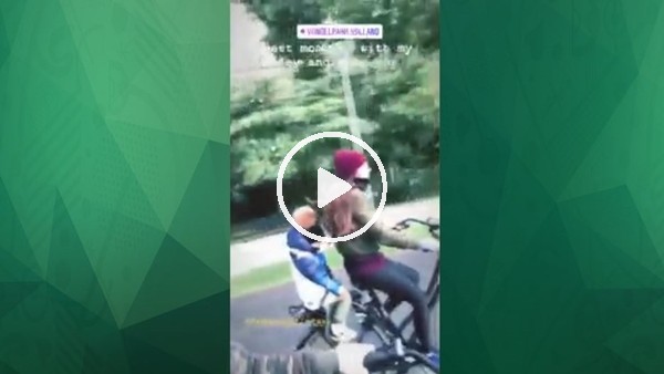 Wesley Sneijder ve ailesi bisiklet turunda...