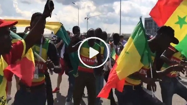 Senagal taraftarı maç saatini dans ederek bekliyor