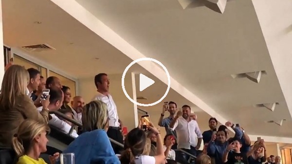 Ali Koç taraftarın tezahürartlarına eşlik etti