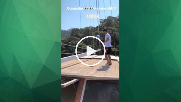 Ahmet Çalık teknenin güvertesinde top oynadı