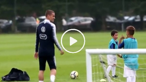Antoine Griezmann, minik futbolcu ile şov yaptı