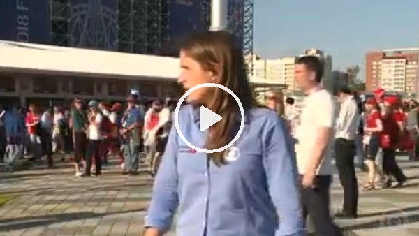 Rus taraftar Brezilyalı kadın muhabiri öpmeye kalktı