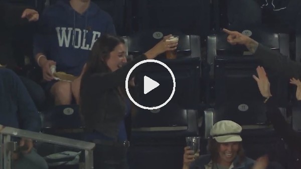 Beyzbol topu taraftarın birasının içine düştü