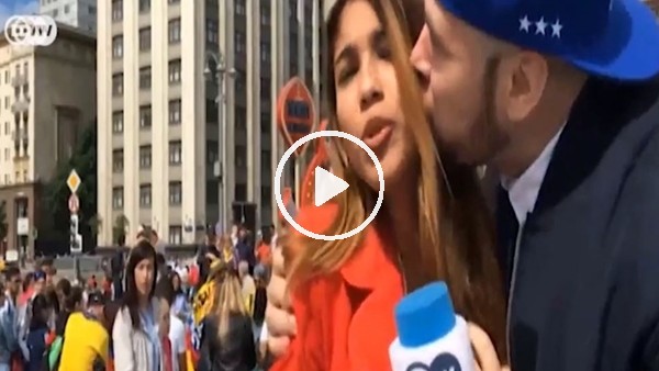 Çılgın taraftar, Kolombiya muhabirini canlı yayında öptü!