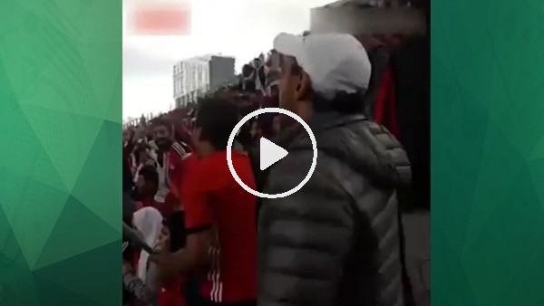 Mısırlı taraftarlar Salah'ın doğum gününü tribünde kutladı...