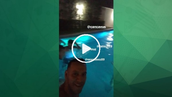 Josef de Souza havuzda serinliyor