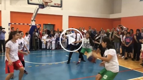 Osman Aşkın Bak gençlerle basketbol oynadı