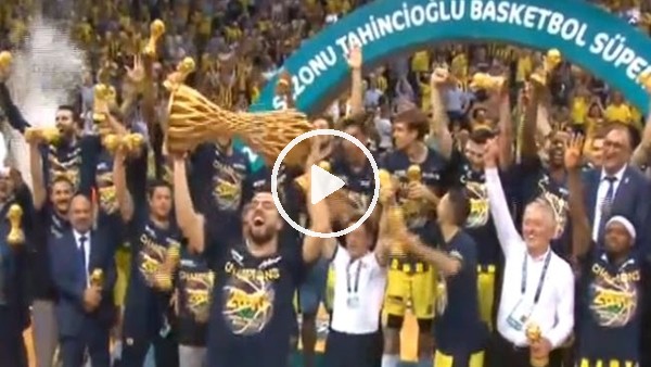 Fenerbahçe Doğuş şampiyonluk kupasını kaldırdı