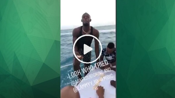 Usain Bolt arkadaşlarıyla eğlencede