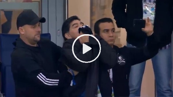 Maradona, Messi'nin formasını öptü