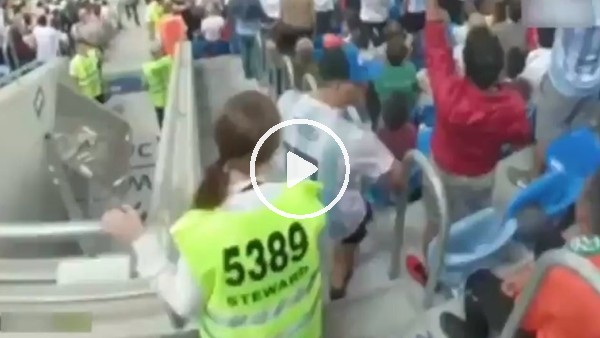 Arjantinli taraftar güvenlik görevlisini şaşkına çevirdi!