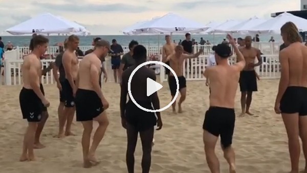 Danimarkalı futbolcular izin günlerinde plaj futbol oynadı