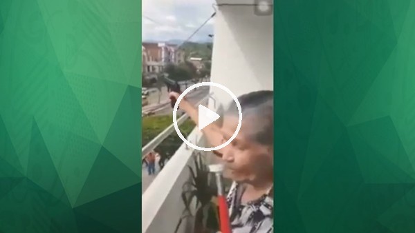 Yaşlı teyzenin gol sevinci! Havaya ateş açtı...