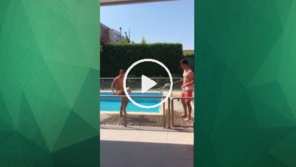 Eljif Elmas havuz başında şov yaptı!