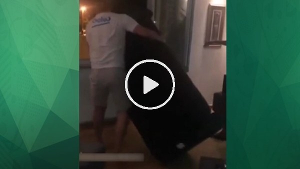 Hırvat taraftar seviçten koltuğu camdan dışarı attı