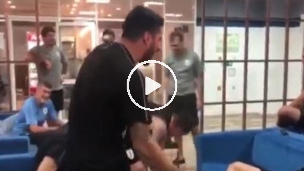 Luis Suarez kart oyununda kazandı