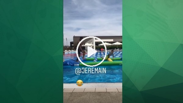 Aras Özbiliz'in kamerasından Jeremain Lens'in havuz keyfi.