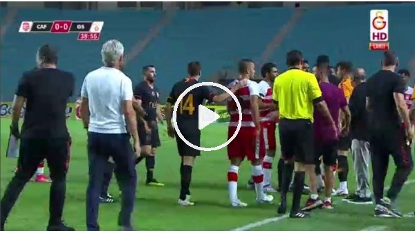 Club Africain - Galatasaray maçında saha karıştı