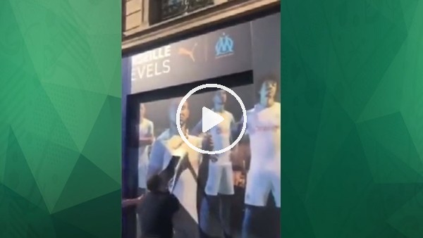 Paris taraftarı Marsilya reklamlarını görünce...