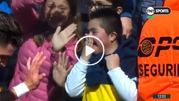 Tevez'in selam verdiği çocuk sevinçten çılgına döndü