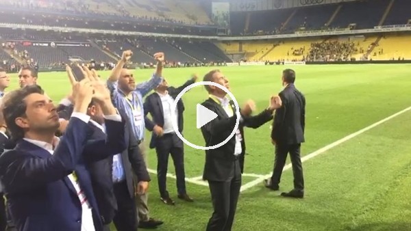 Ali Koç takıma destek veren taraftarların yanına gitti