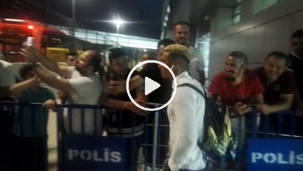 Nabil Dirar, Göztepe maçı sonrası taraftarlarla fotoğraf çektirdi