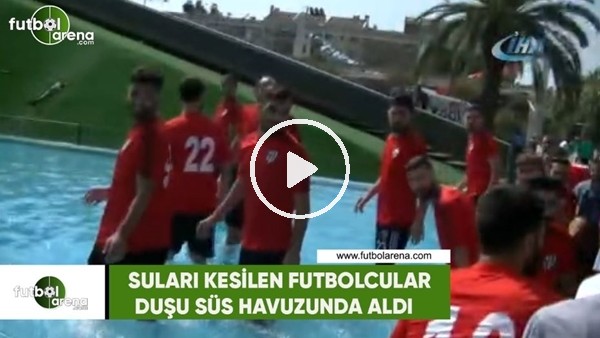 Suları kesilen futbolcular duşu süs havuzunda aldı