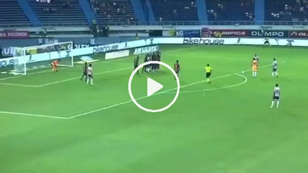 Kaleci frikikten attı!