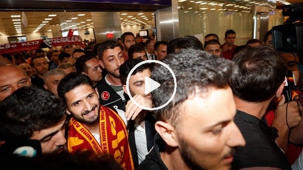 Galatasaray'ın yeni transferi Emre Akbaba, İstanbul'a geldi