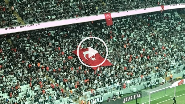 Beşiktaş taraftarından İzmir Marşı!