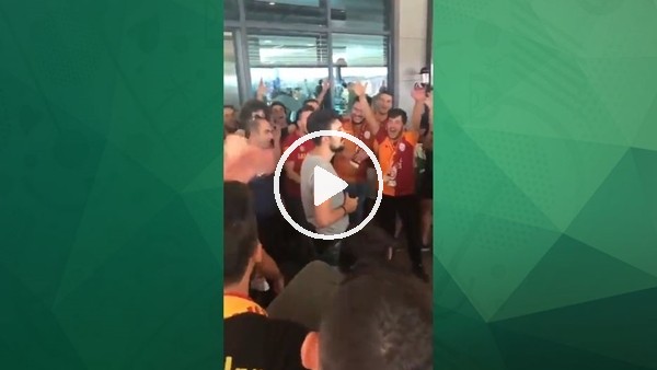 Fenerbahçeli komiser, Galatasaraylı taraftarlarla tezahürat yaptı