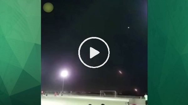 Futbol sahasının üzerinden savaş uçakalrı geçti