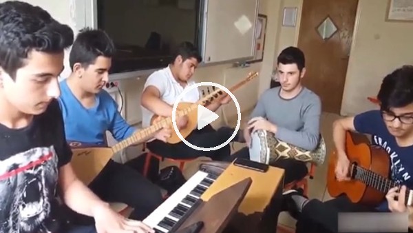 Beşiktaş taraftarlarından Larin için beste!