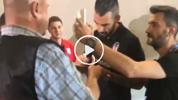 Negredo ve Quaresma maç sonu taraftarlara fotoğraf çektirdi