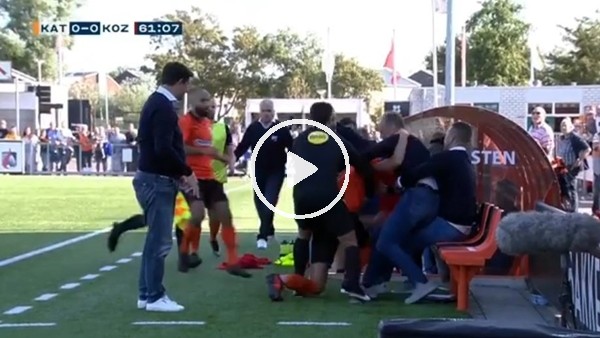 Futbolcu, rakip takımın yedek kulübesi ve hocasına saldırdı