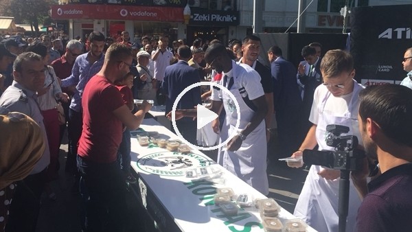 Konyasporlu futbolcular aşure dağıttı